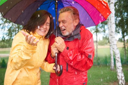6 предметів одягу, які не можна носити під час дощу, якщо вам більше 65 років