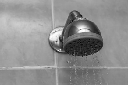 Ніякого відбілювача: чим відмити душову насадку швидко та ефективно