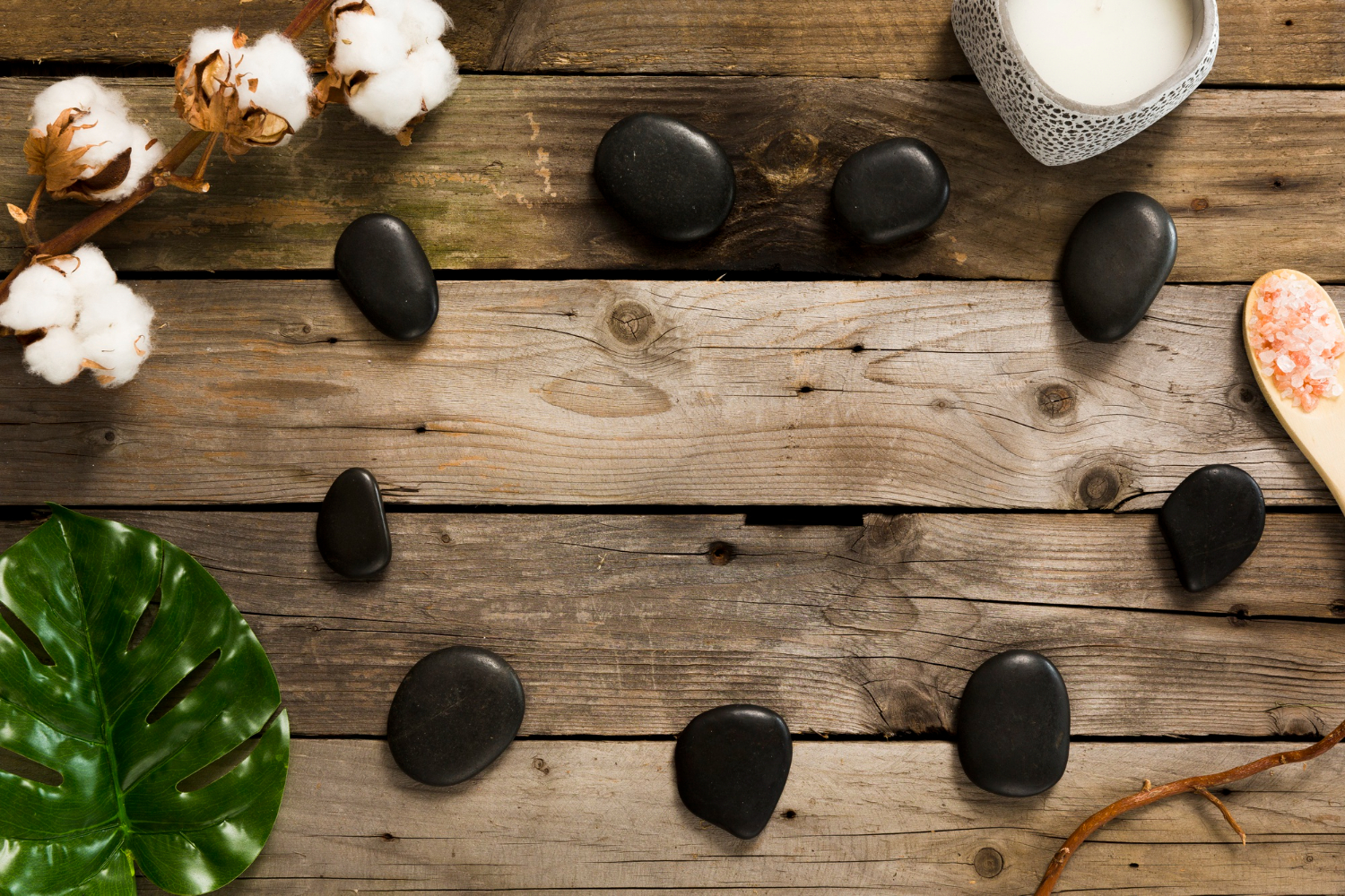 Чим корисний масаж із гарячим камінням: 6 переваг і 3 причини від нього відмовитися
