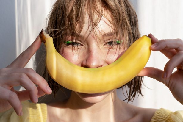 Суперзасіб від мішків під очима: як використовувати бананову шкірку?