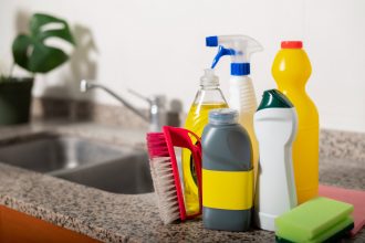 Де зберігати мийні засоби в будинку: помилка №1, яка наражає вас на небезпеку
