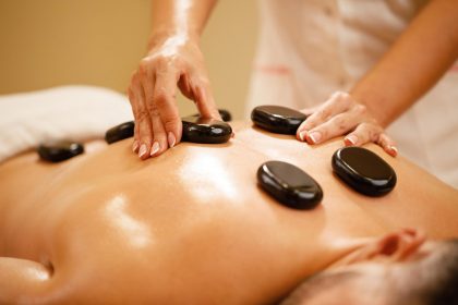 Чим корисний масаж із гарячим камінням: 6 переваг і 3 причини від нього відмовитися