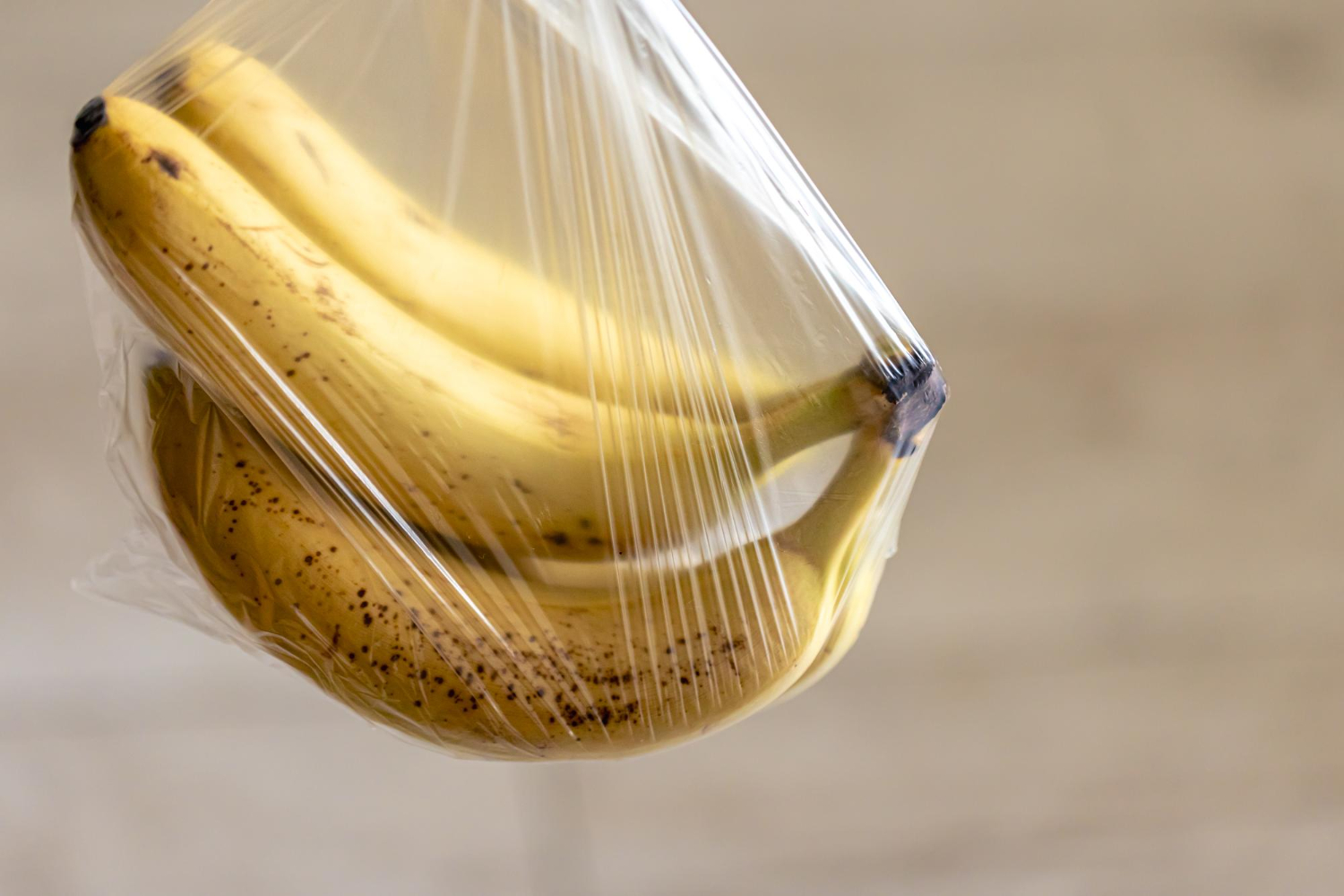 Суперсредство от мешков под глазами: как использовать банановую кожуру?
