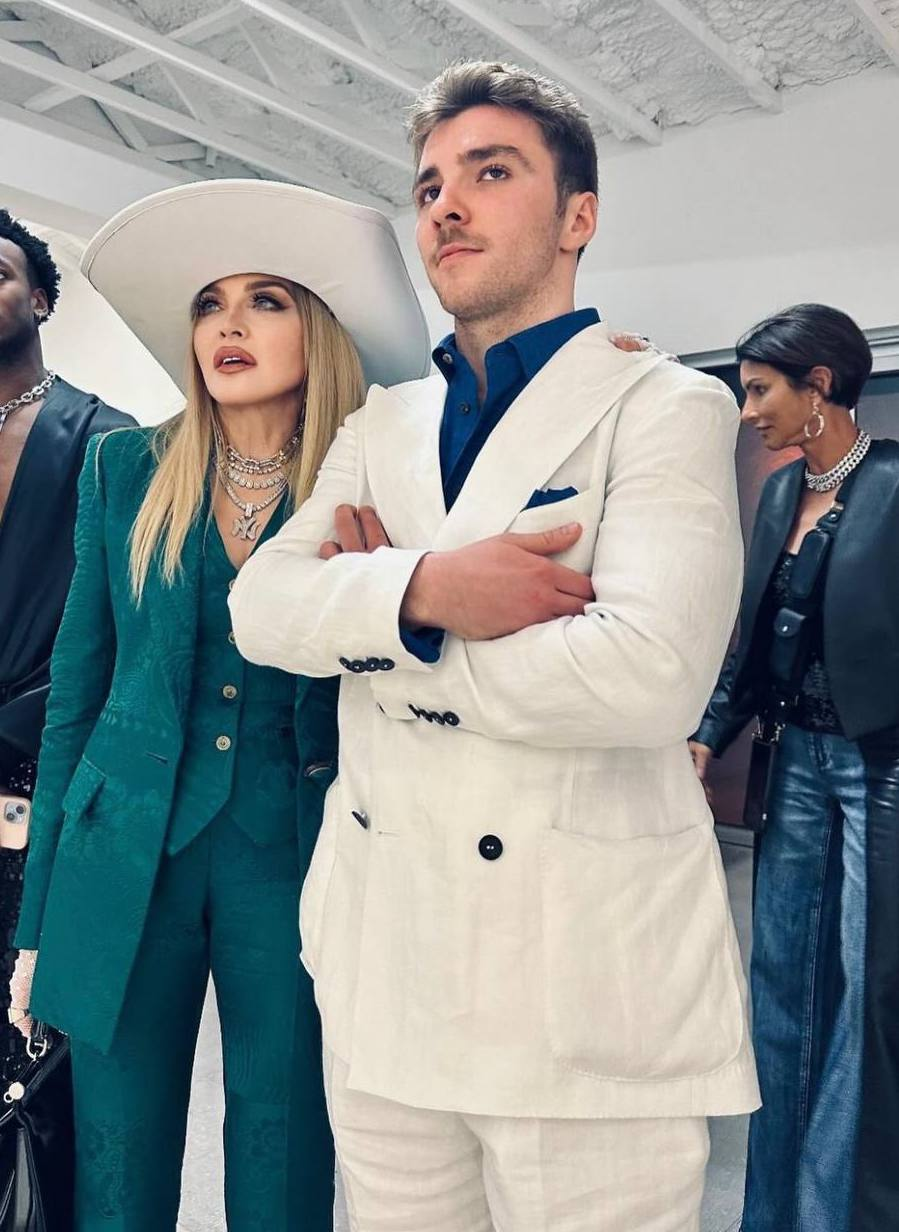 Мадонна выбирает стиль украинского дизайнера на открытии выставки своего сына. 