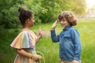 Як виховати дітей добрими: 6 ефективних способів