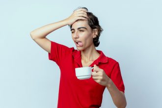 Чому болить голова при відмові від кави і 4 способи послабити симптом