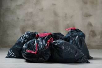 Зберігати одяг у мішках для сміття – найгірше, що можна зробити