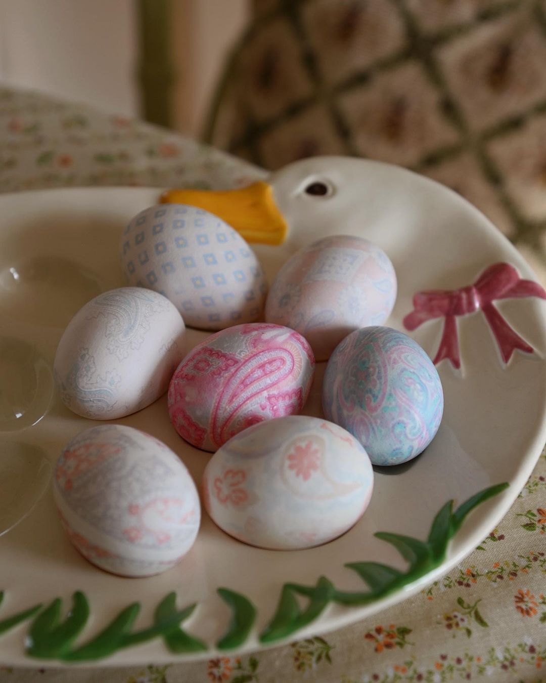 Як пофарбувати яйця на Великдень 2024 за допомогою краватки, щоб отримати гарний візерунок
