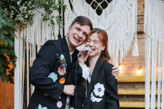 Співачка Олександра Ганапольська та музикант Владислав Лагода відсвяткували своє весілля у незвичному форматі.