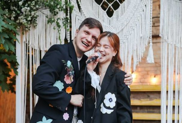Співачка Олександра Ганапольська та музикант Владислав Лагода відсвяткували своє весілля у незвичному форматі.