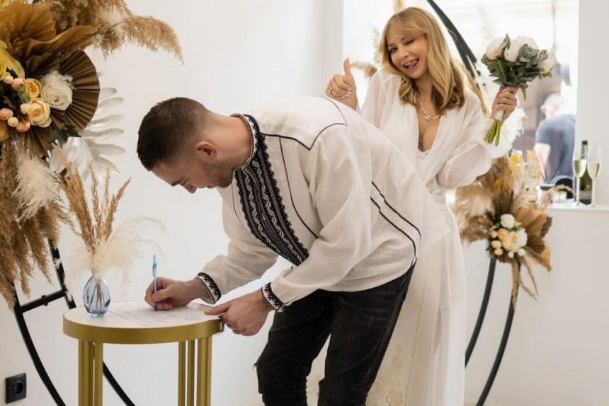 Ірина Сопонару та її британський коханий Різ відсвяткували весілля у традиційному українському стилі.