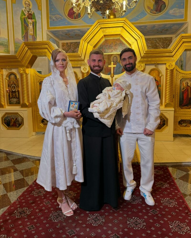 Виталий Козловский и Юлия Бакуменко устроили тайное крещение своего сына Оскара. 