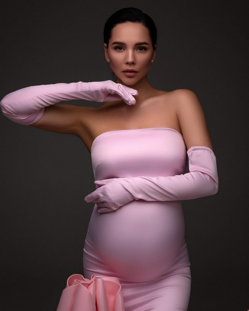 Гімнастка Наталія Татарінцева у романтичному образі під час вагітної фотосесії.