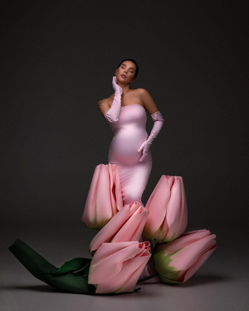 Наталія Татарінцева позує у чарівній фотосесії, підкреслюючи свою вагітність.
