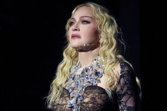 Культова сцена: Мадонна вразила публіку гарячим поцілунком