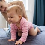 Як навчити малюка повзати: 6 простих порад новоспеченим батькам