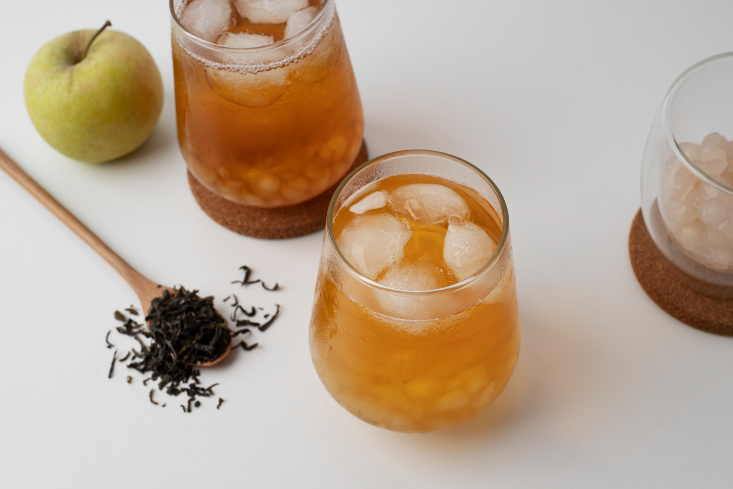 3 рецепти неймовірно смачного холодного чаю, який можна пити все літо
