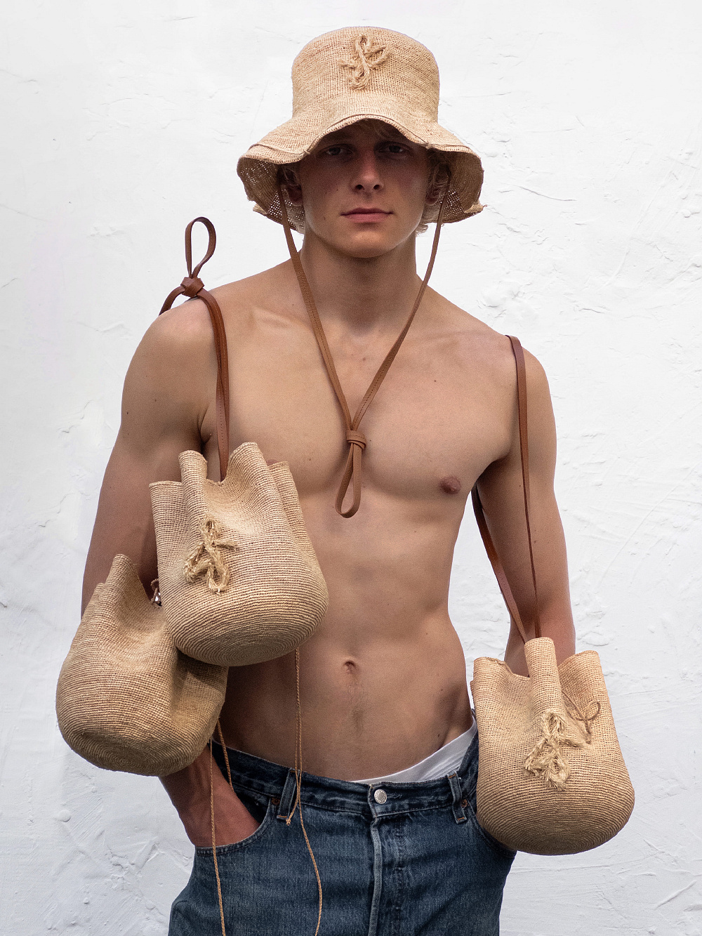 Нова унісекс «сумка-капелюх» виготовлена з натуральної соломи та шкіри