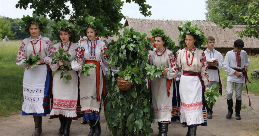 Традиції святкування Трійці - як українці прикрашають свої домівки та відзначають це важливе церковне свято.