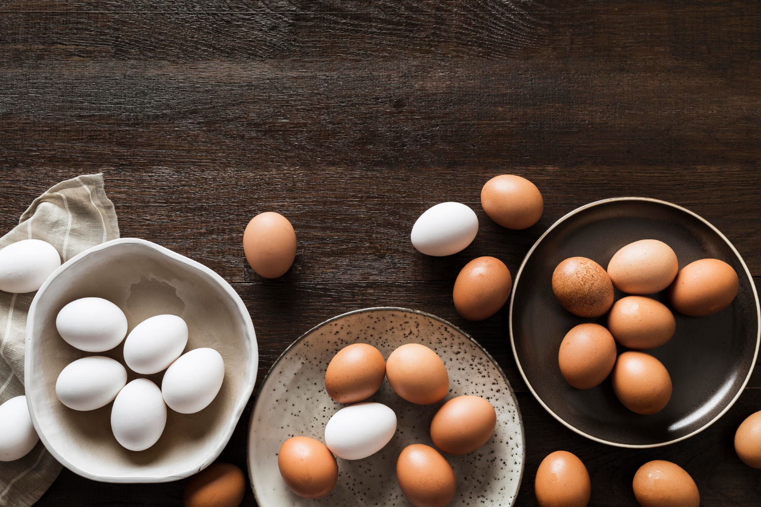 Чи справді коричневі яйця корисніші за білі: відповідь дієтологів