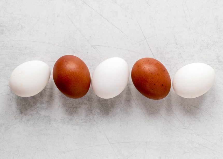 Чи справді коричневі яйця корисніші за білі: відповідь дієтологів