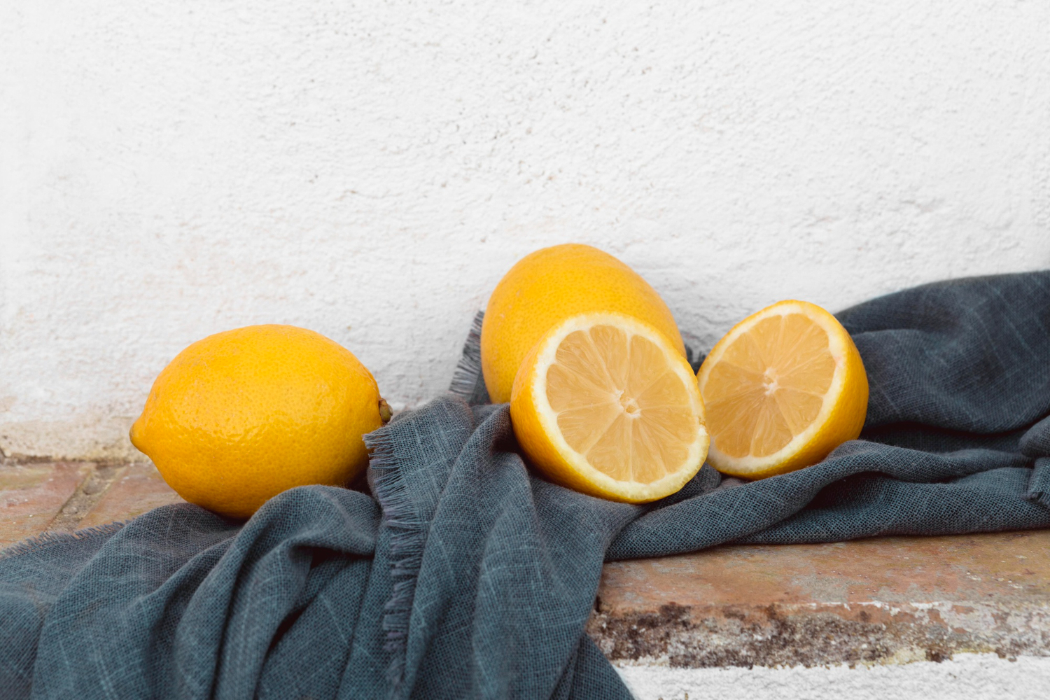 Хитрий лайфхак, як очистити садові меблі за допомогою звичайного лимона