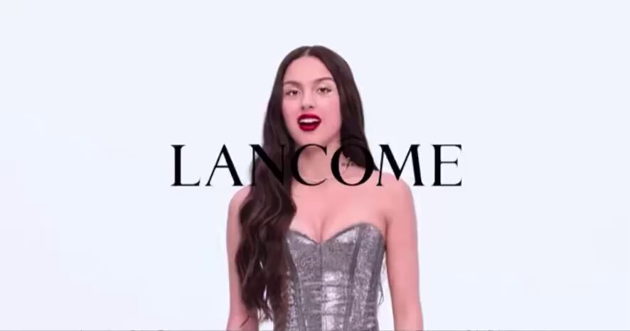 Олівія Родріго в топі Santa у новому кампейні Lancôme. 