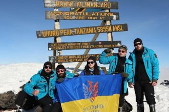 українські військові з протезами на Кіліманджаро