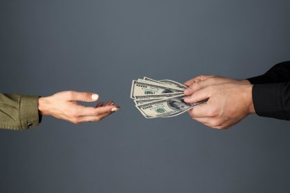 Чи варто давати гроші в борг родичу?