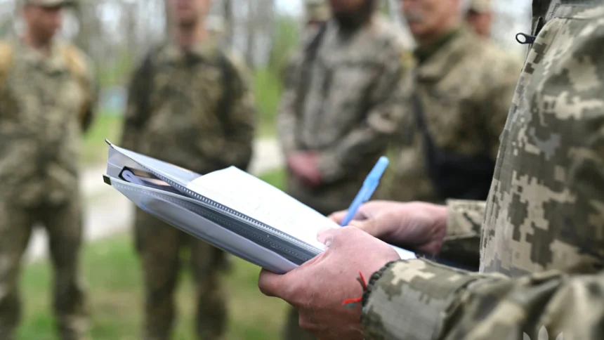 З 1 вересня ТЦК повинні носити бодікамери: що це таке і навіщо вони потрібні