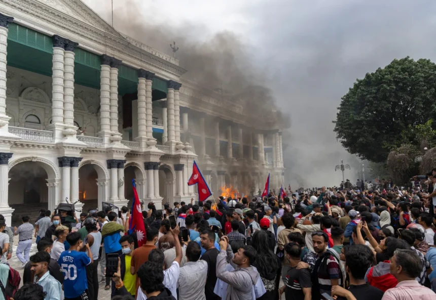 Непал, протести, згорів палац