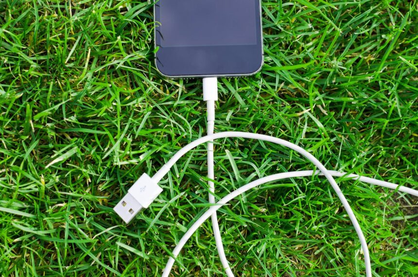 Як зарядити смартфон без електрики: 5 нестандартних способів