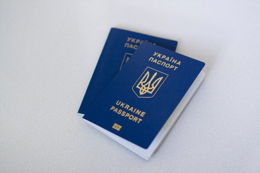 Як продовжити термін дії закордонного паспорта в Україні та уникнути проблем за кордоном
