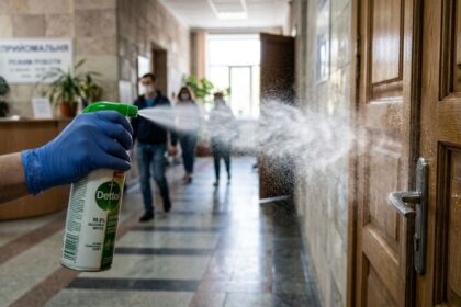 Популярні дезінфікуючі спреї можуть шкодити легеням