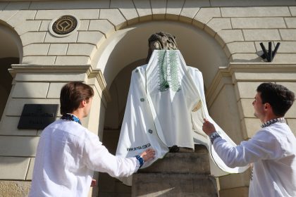 Львів, леви у вишиванках, День вишиванки, Ратуша Львів, площа Ринок, львівські леви, вишиванки фото, традиції Львова, свято у Львові, Львів фото