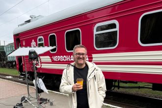 Олександр Пономарьов підігрів чутки про роман новим спільним фото з концертною директоркою
