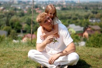 блогер, популярні блогери україни, українські блогери, Андрій Ганин, пісня Щічки, пісня для доньки