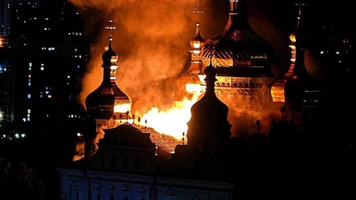 Пожежа в Лаврі після нічного удару