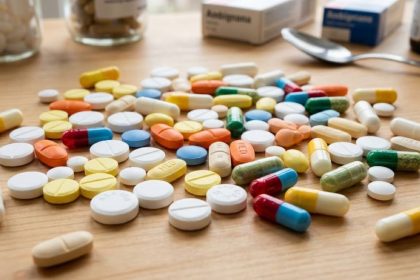 які таблетки не можна ділити, ділити таблетки навпіл, капсули відкривати, правильний прийом ліків, дозування препаратів, поради лікаря, фармацевт, ліки